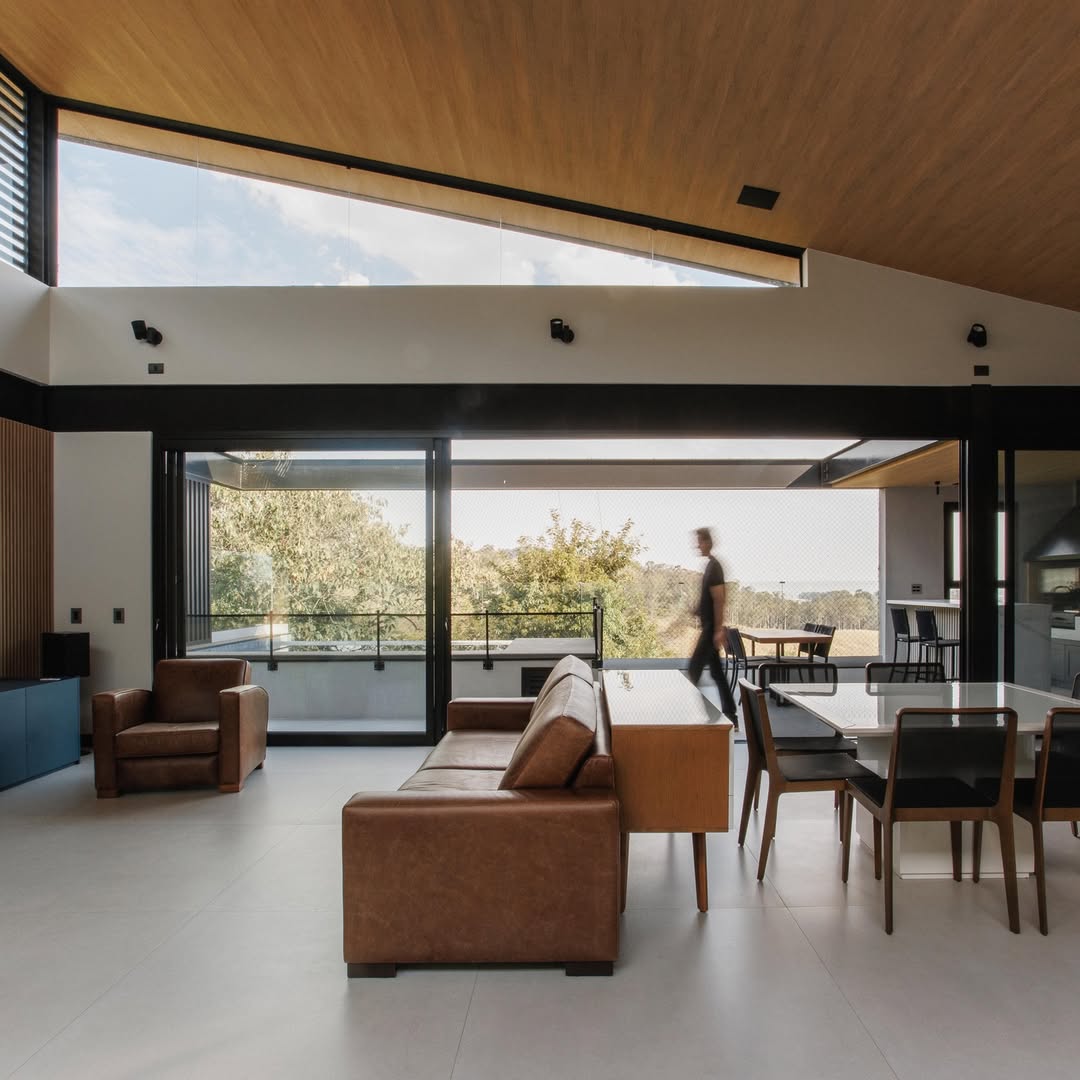Living integrado com pé-direito duplo e vista panorâmica