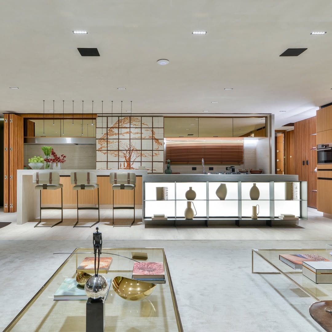 Cozinha gourmet com bancada iluminada e arte oriental