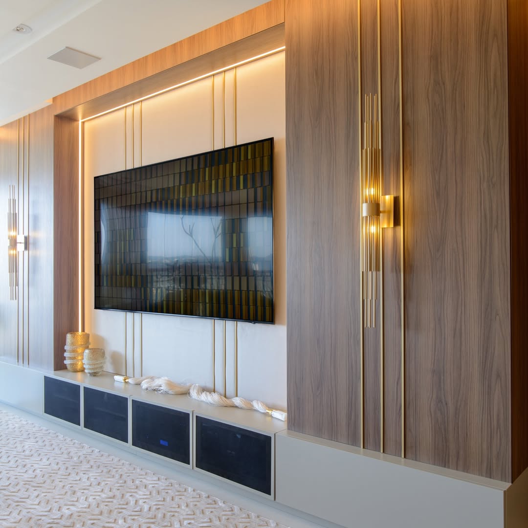 Painel home theater em marcenaria com iluminação cênica