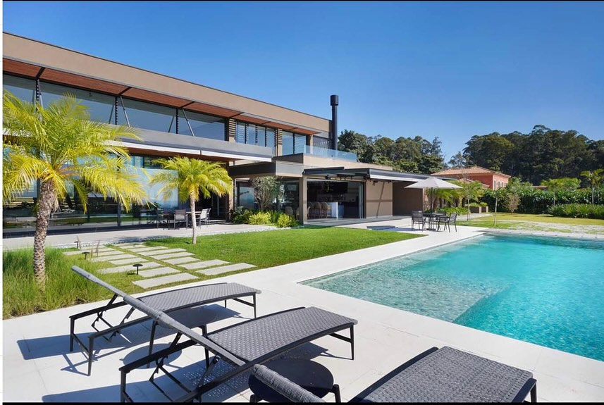 Residência de alto padrão com piscina ao ar livre
